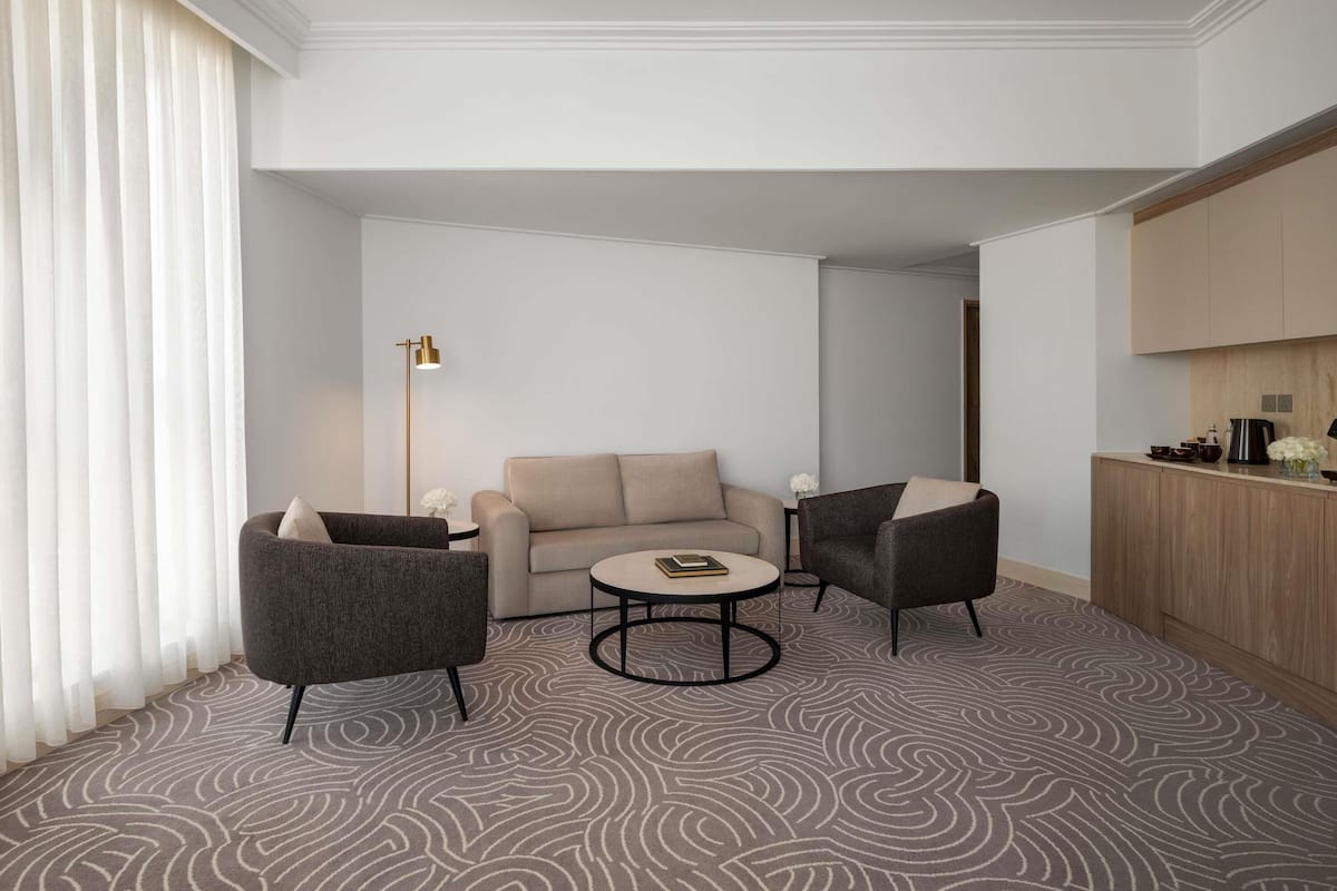 Hochwertige Bettwaren, Minibar, Zimmersafe, Schreibtisch