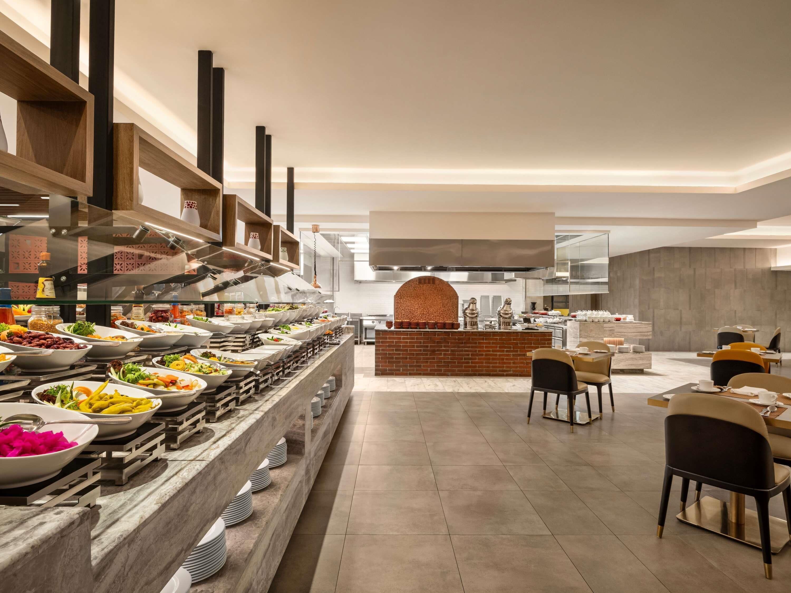 Petit déjeuner buffet (60 SAR par personne)