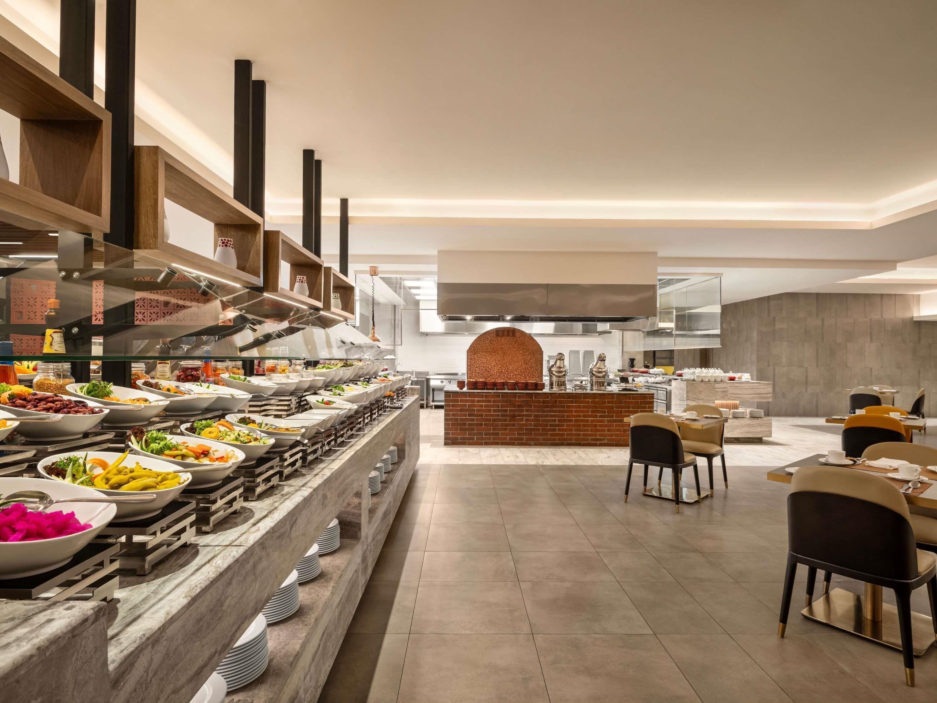 Petit déjeuner buffet servi tous les jours en supplément