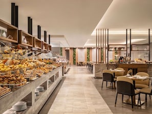 4 restaurantes; se sirven desayunos, comidas, cenas y brunch