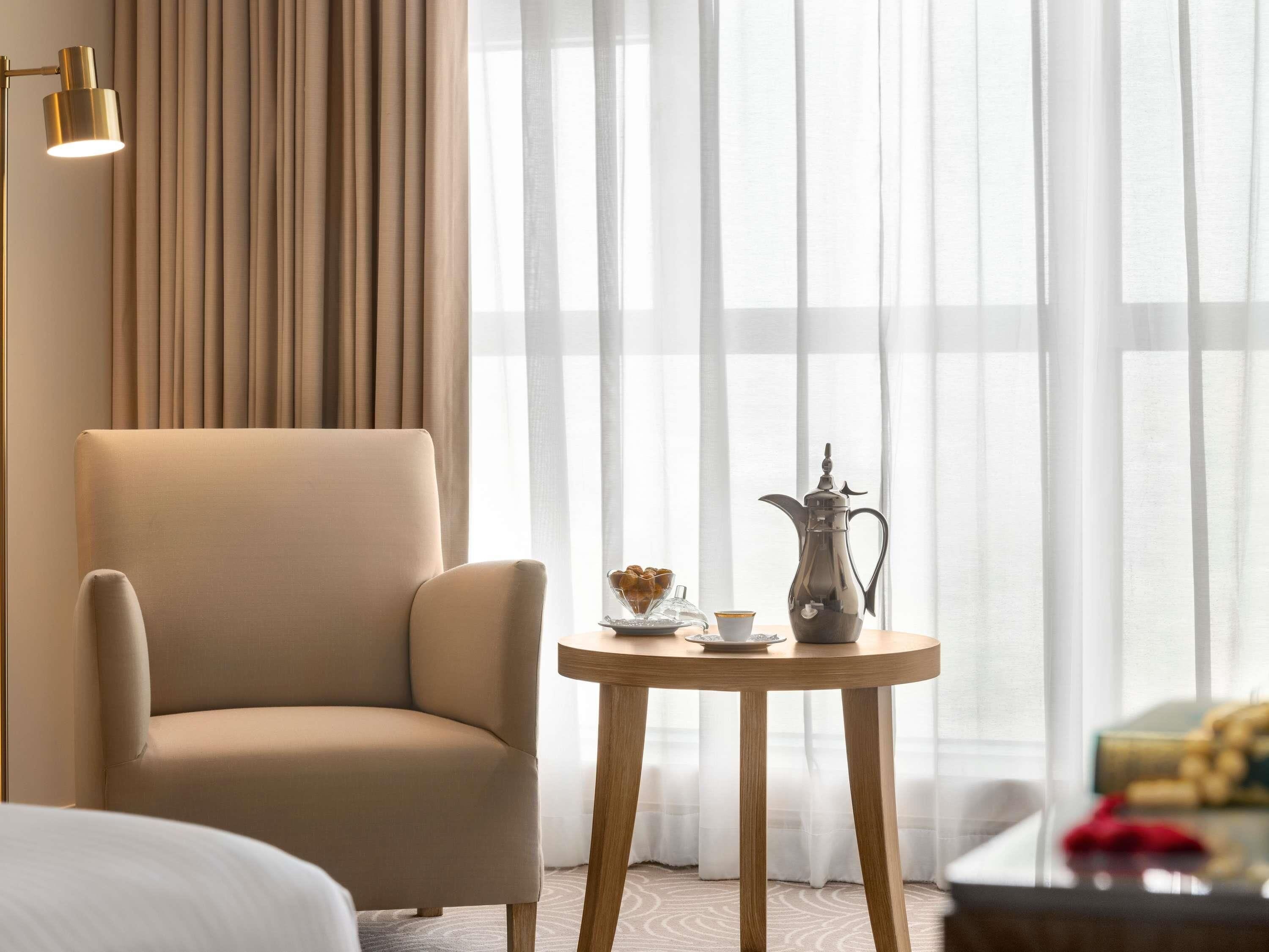 Sengetøy av topp kvalitet, minibar, safe på rommet og skrivebord