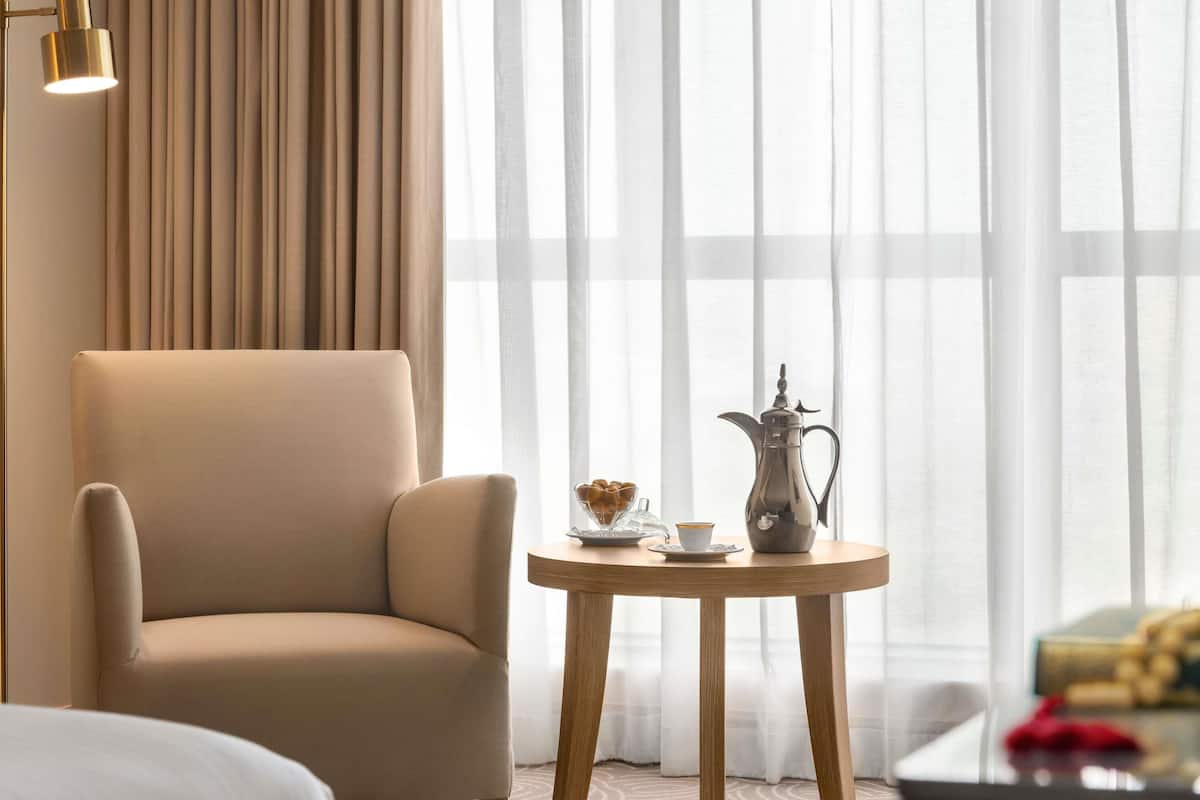 Sengetøy av topp kvalitet, minibar, safe på rommet og skrivebord