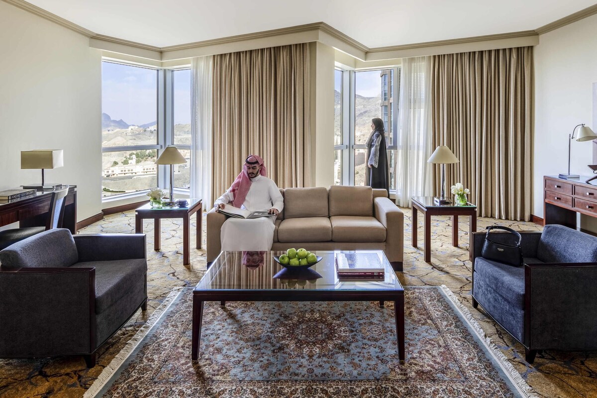 Egyptian cotton sheets, premium bedding, pillow-top beds, minibar