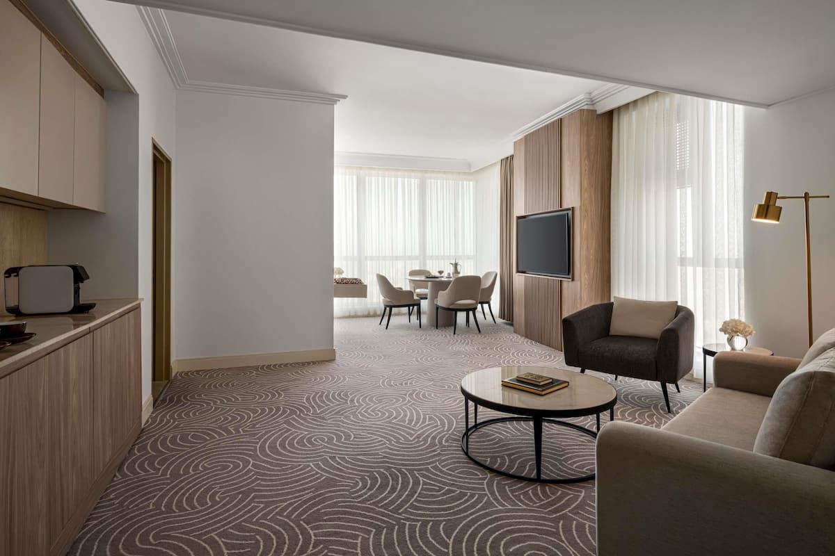 Hochwertige Bettwaren, Minibar, Zimmersafe, Schreibtisch