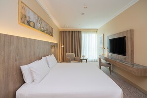 Hochwertige Bettwaren, Minibar, Zimmersafe, Schreibtisch