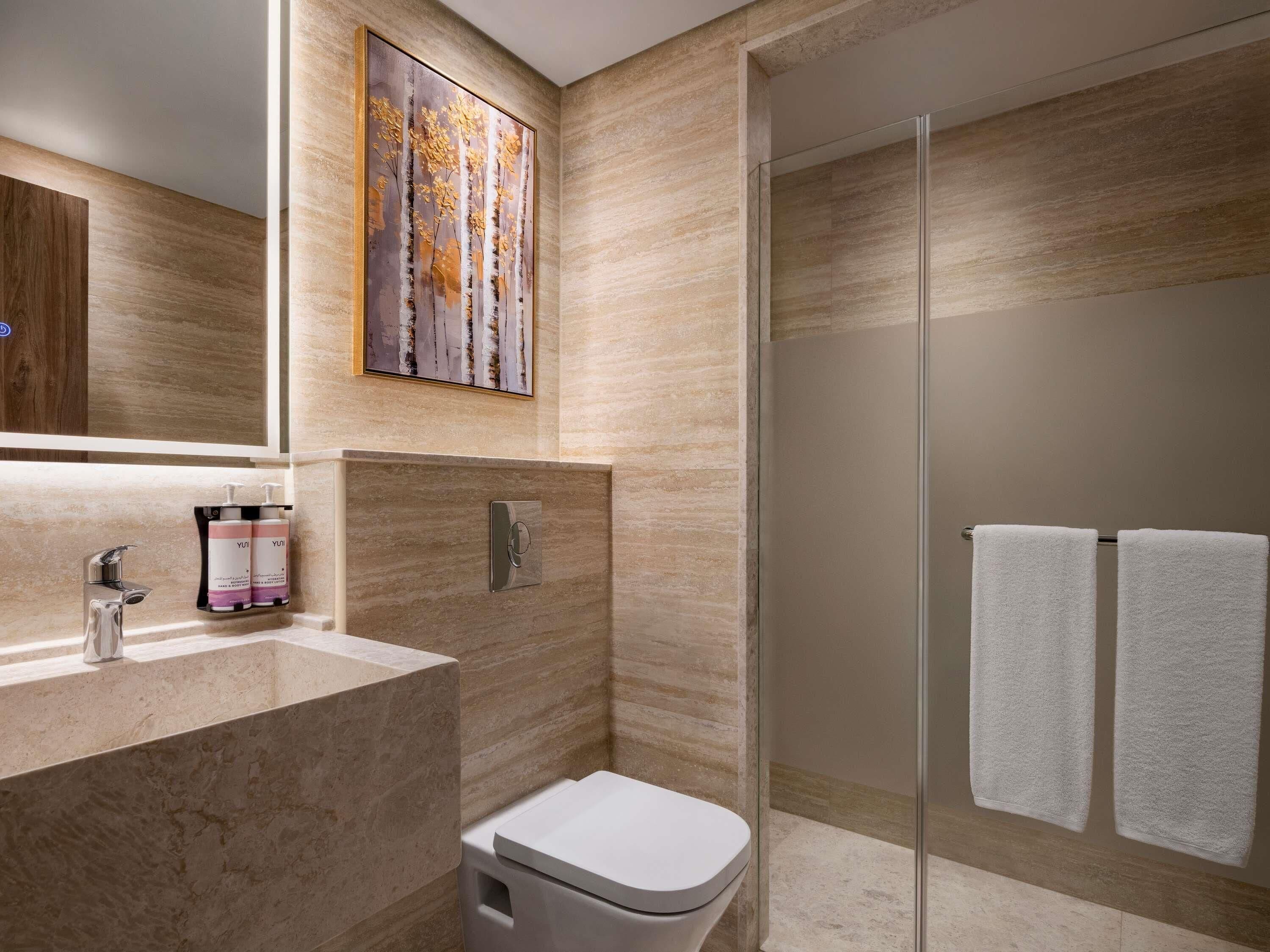 Sengetøy av topp kvalitet, minibar, safe på rommet og skrivebord