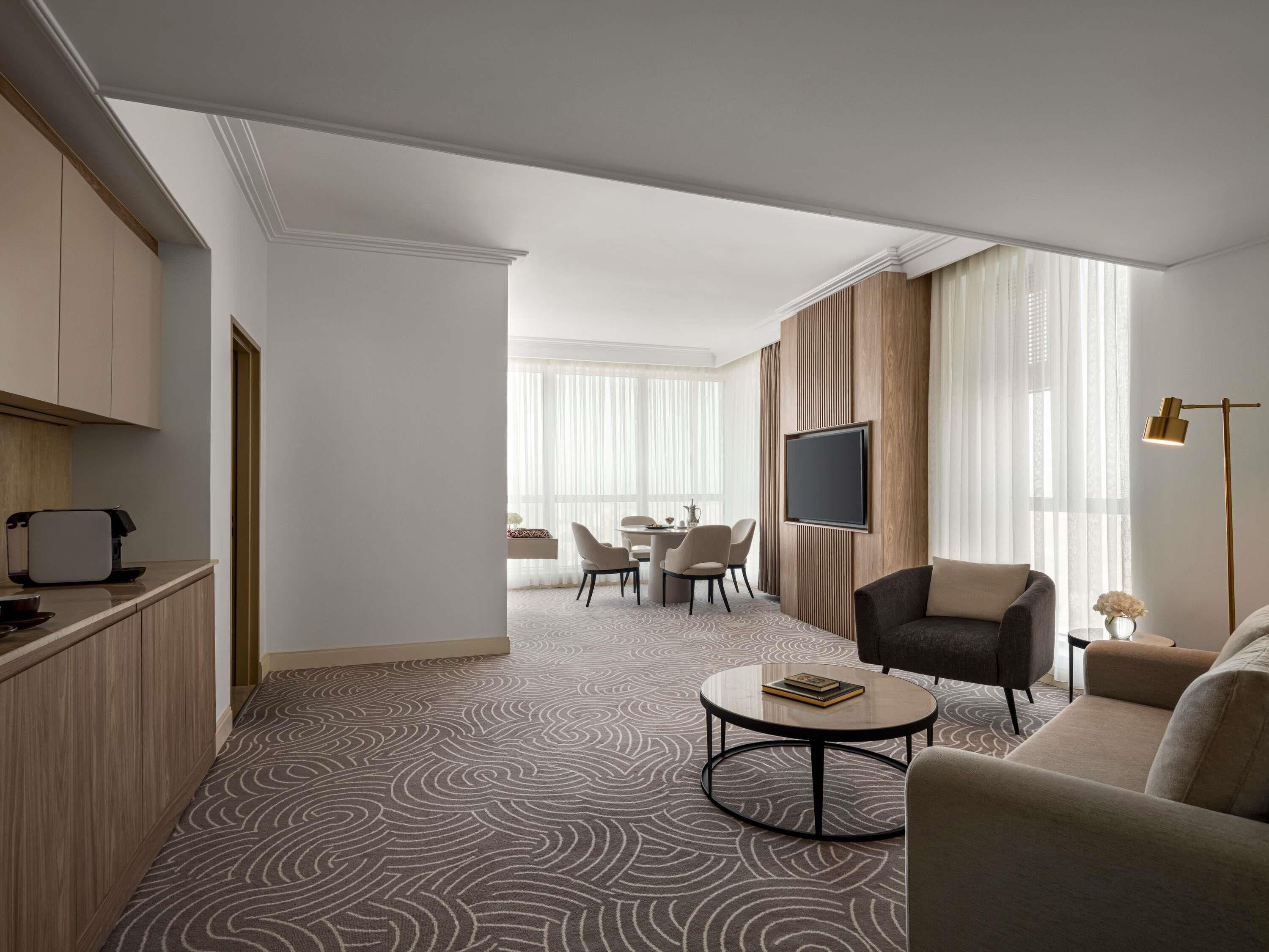 Roupas de cama premium, frigobar, cofres nos quartos, escrivaninha