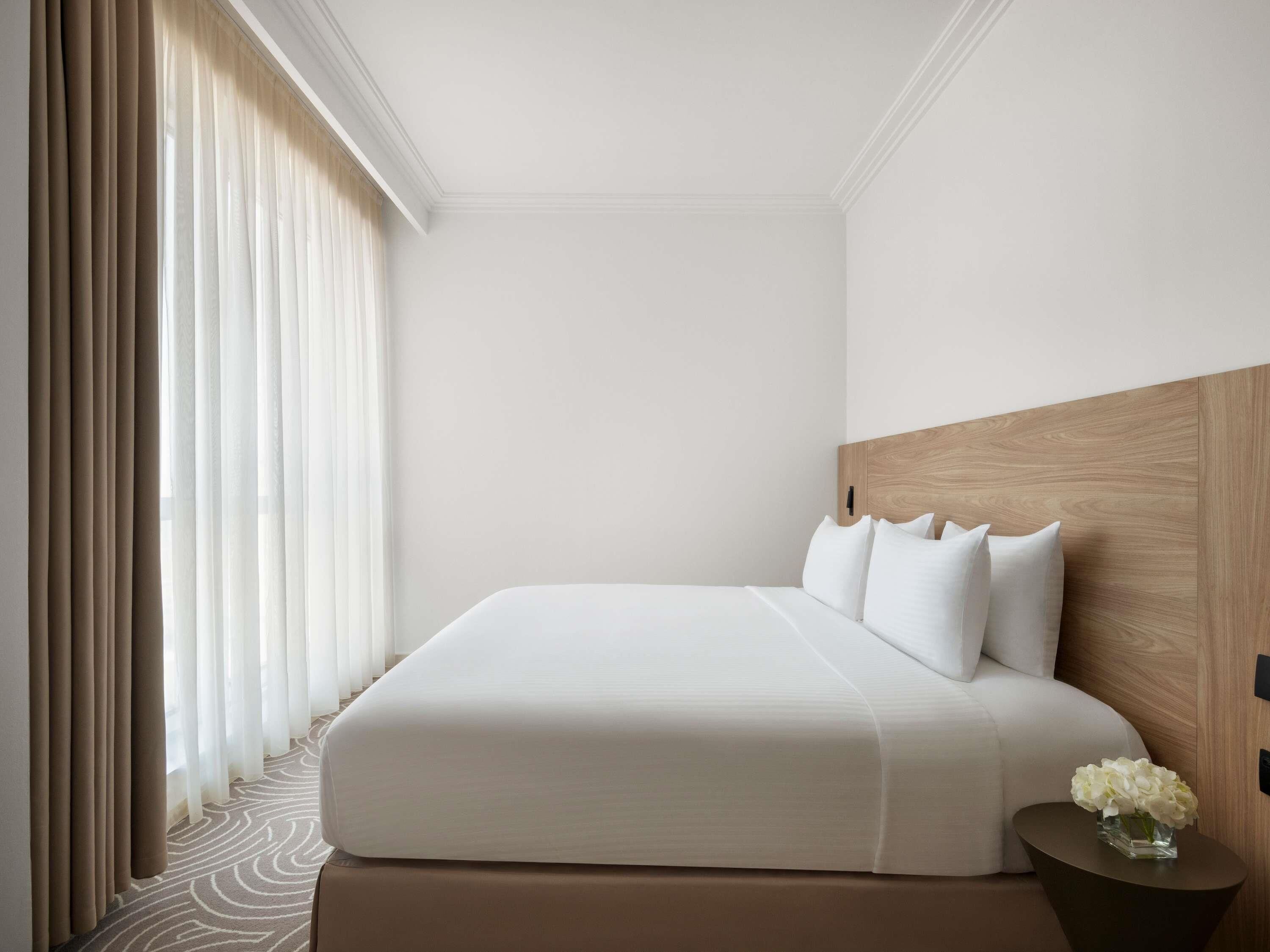 Bộ đồ giường cao cấp, minibar, két bảo mật tại phòng, bàn 