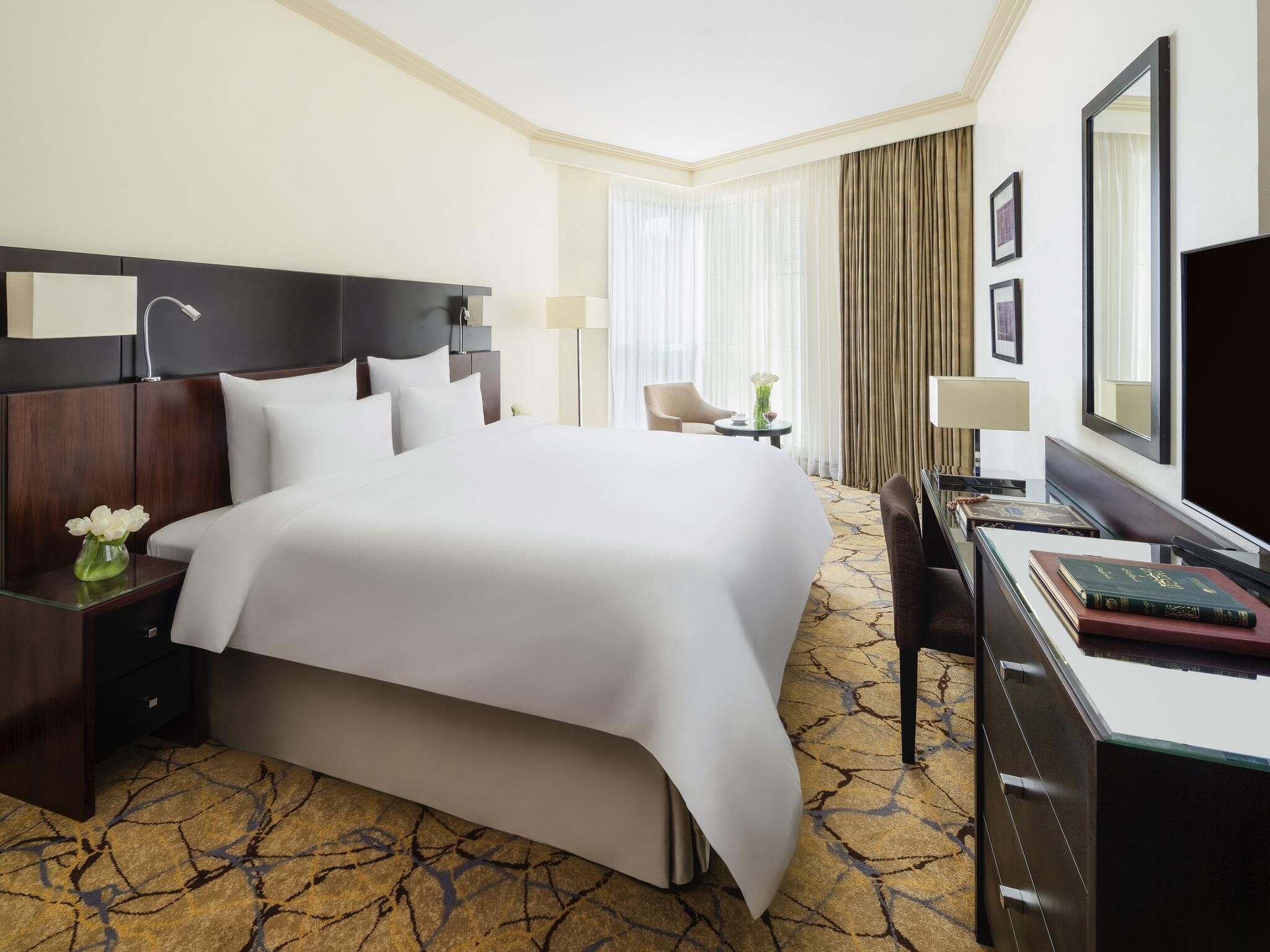 Suite Deluxe, 1 cama de matrimonio grande (Partial Haram View) | Sábanas de algodón egipcio y ropa de cama de alta calidad