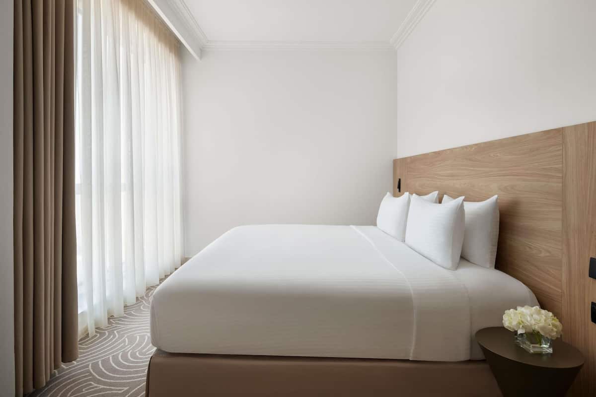 Premium bedding, minibar, in-room safe, desk