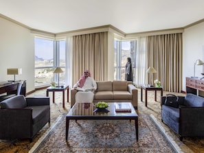 Royal Suite | Premium bedding, minibar, in-room safe, desk