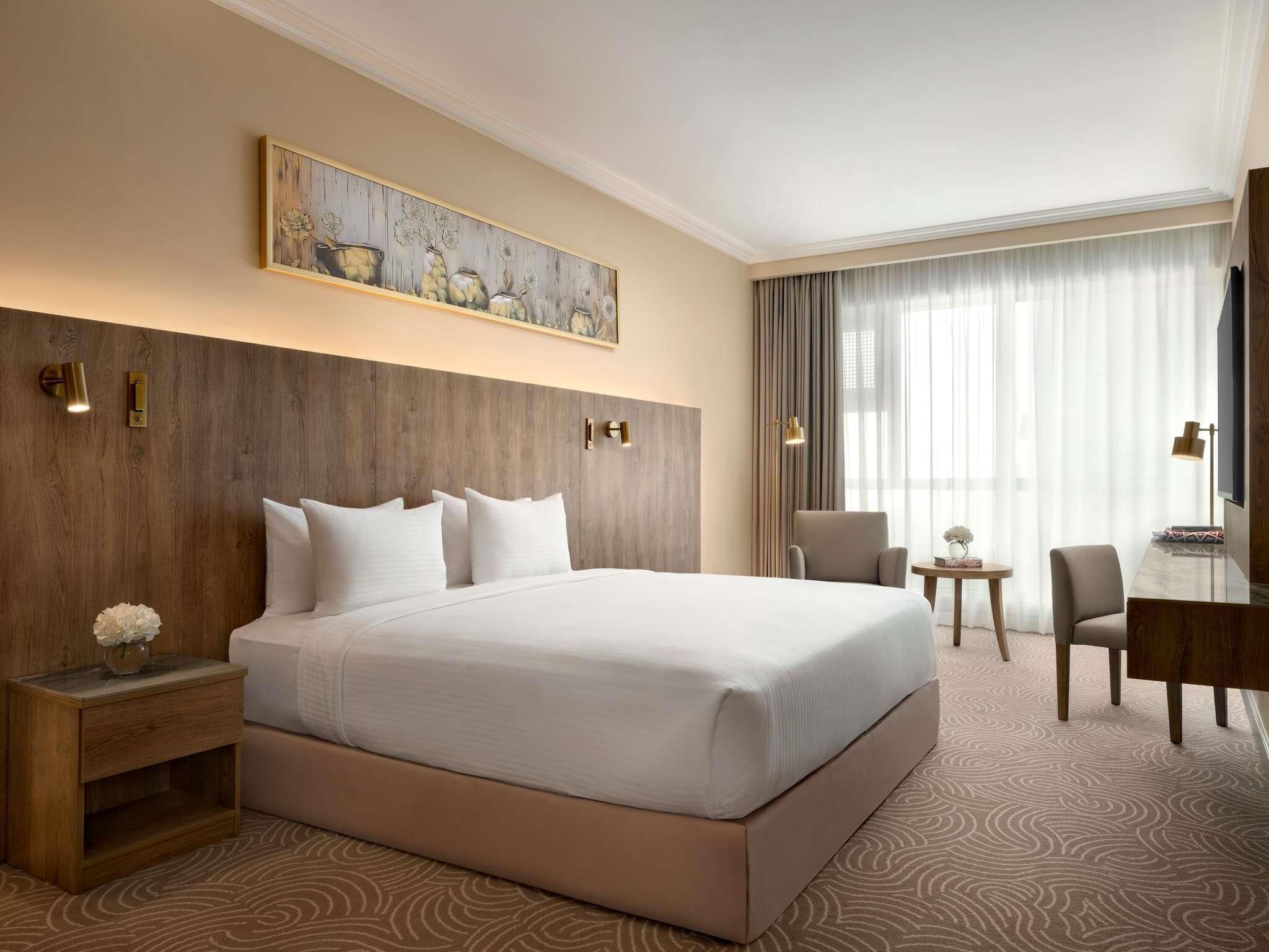 Habitación superior, 1 cama de matrimonio grande (Partial Haram View) | Sábanas de algodón egipcio y ropa de cama de alta calidad