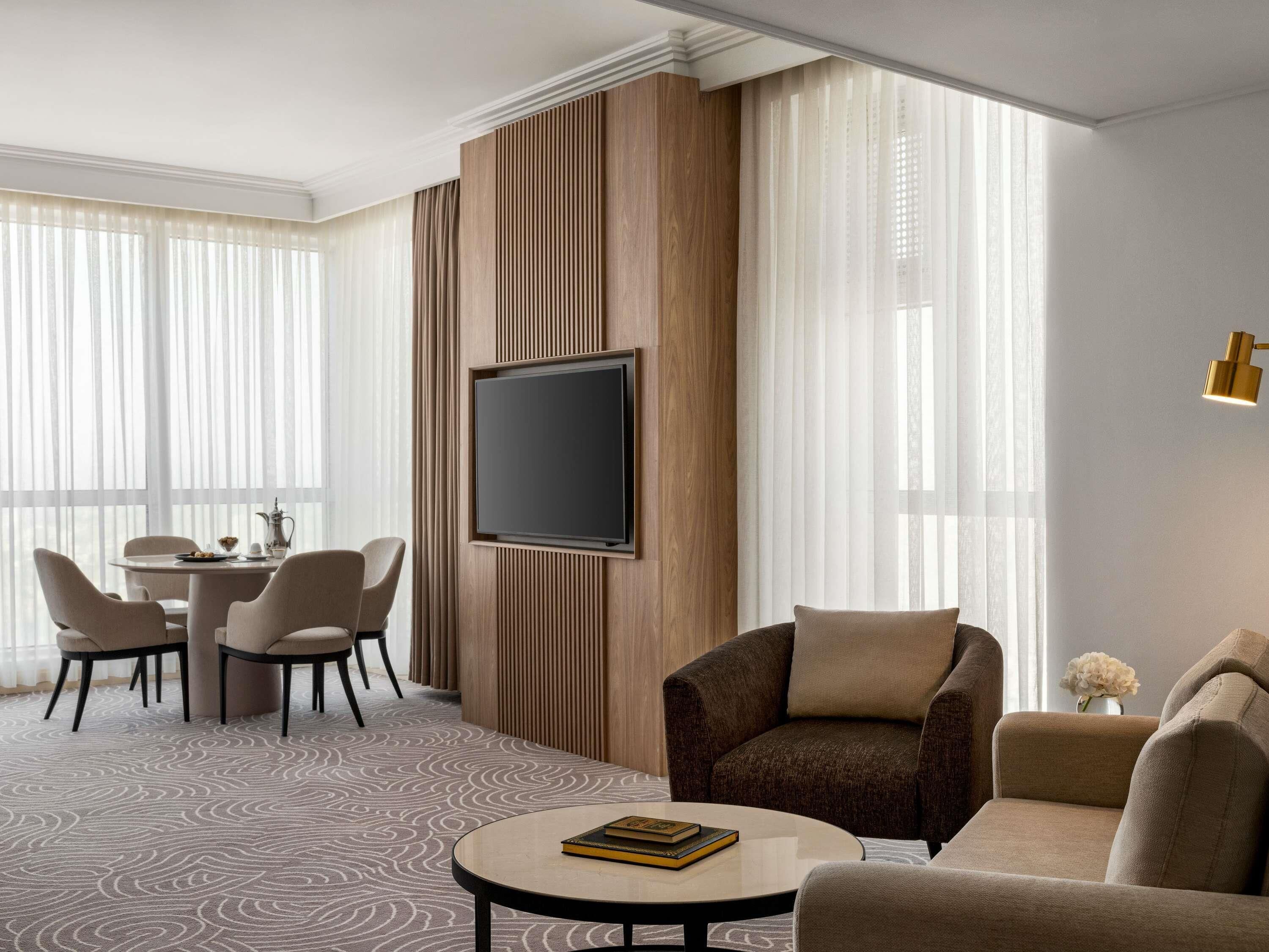 Suite superior, 1 cama King size (Partial Haram View) | Ropa de cama de alta calidad y minibar 