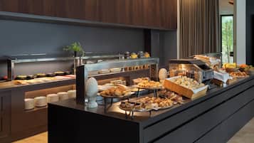 Bữa sáng buffet hàng ngày (24 EUR/mỗi người)