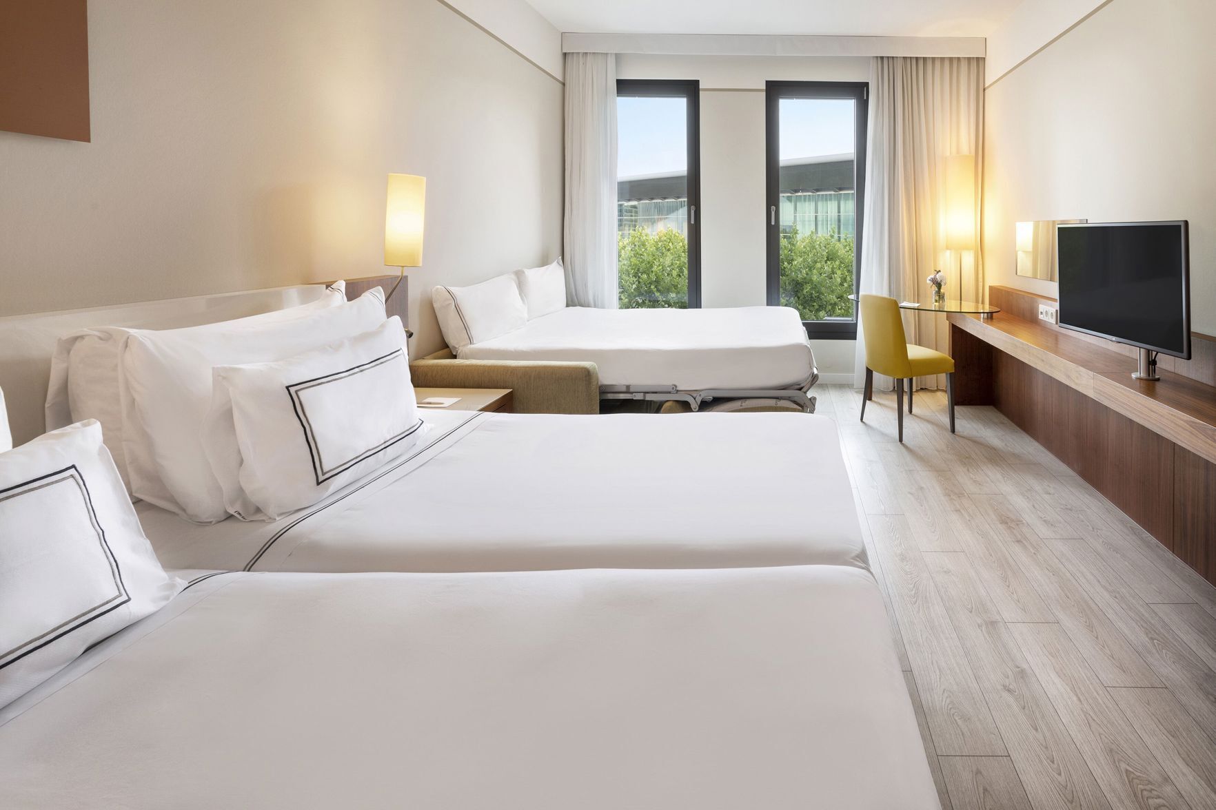 Hypo-allergenic bedding, minibar, in-room safe, blackout curtains