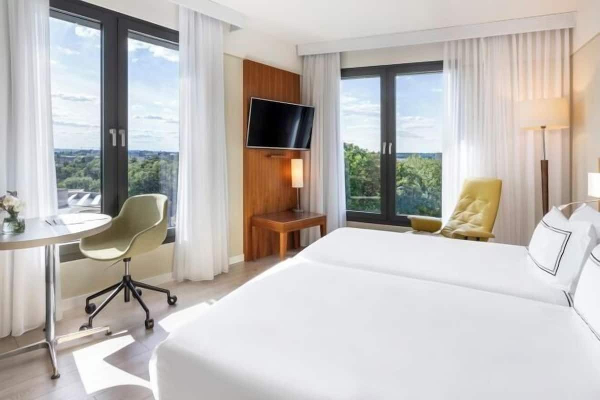 Hypo-allergenic bedding, minibar, in-room safe, blackout drapes