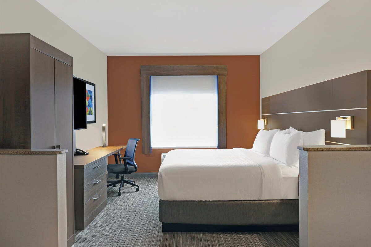 Suite, 1 kingsize bed | Een kluis op de kamer, een bureau, een laptopwerkplek