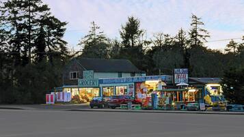 A grocery store with a sign for live crab and fresh fish & chips.