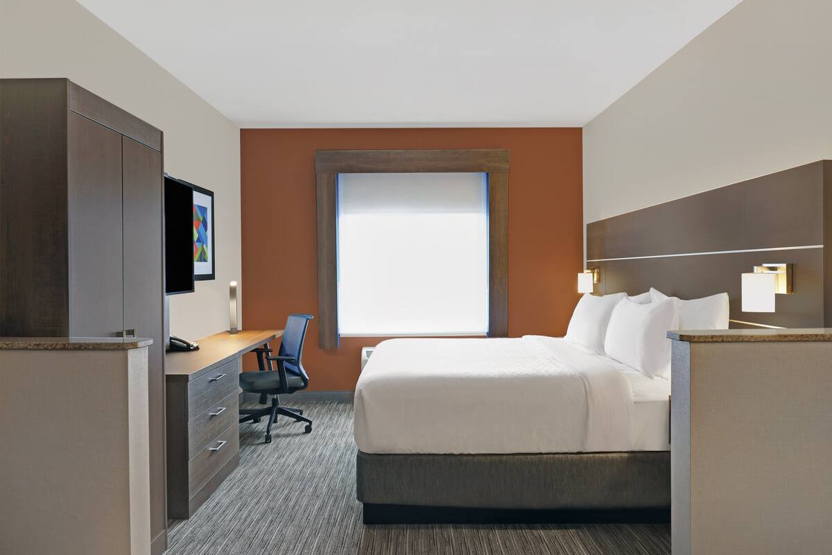 suite, 1 king bed | in-room safe, desk, laptop workspace, blackout curtains