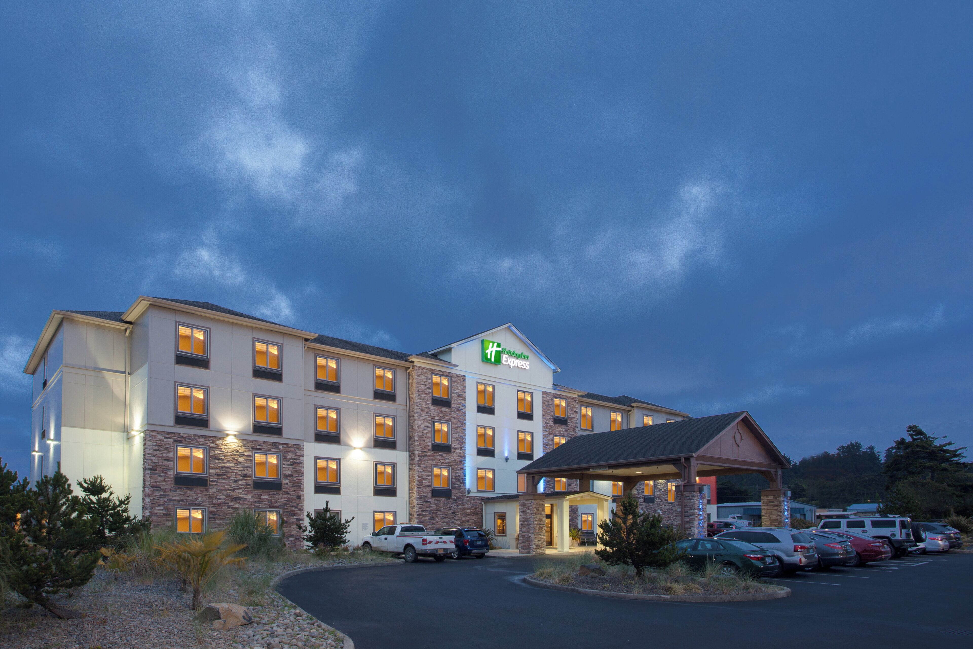 Een Holiday Inn Express hotel met een parkeerplaats en een overdekte ingang.