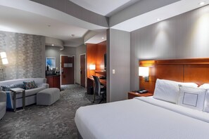 Down comforters, desk, laptop workspace, blackout drapes - Courtyard by Marriott Fort Worth West at Cityview (Fort Worth)