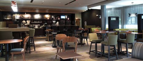 Petit déjeuner et dßner servis sur place