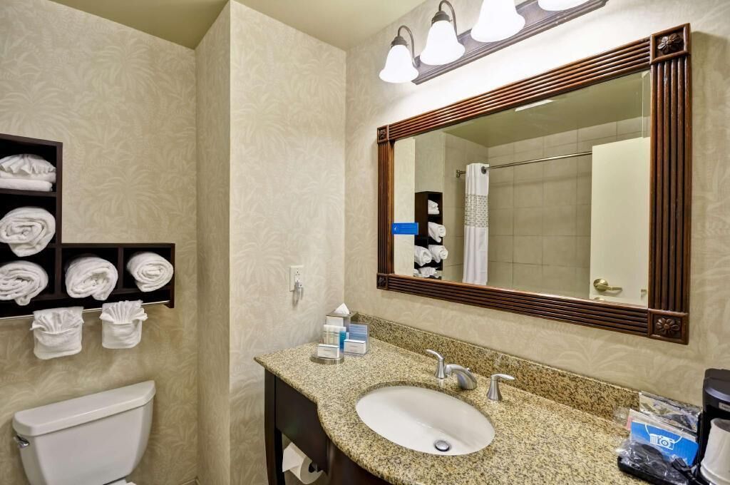 Badkamer | Een bad/douchecombinatie, gratis toiletartikelen, een haardroger