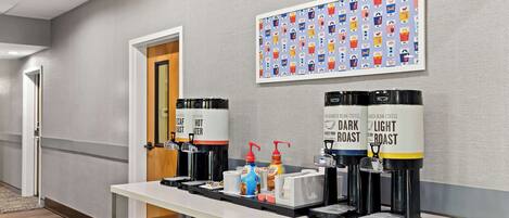 Un espace dédié au café, équipé de plusieurs distributeurs de café étiquetés « MÉLANGE CORSÉ » et « MÉLANGE LÉGER ».
