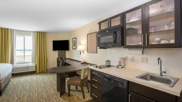 Full-size fridge, microwave, stovetop, dishwasher