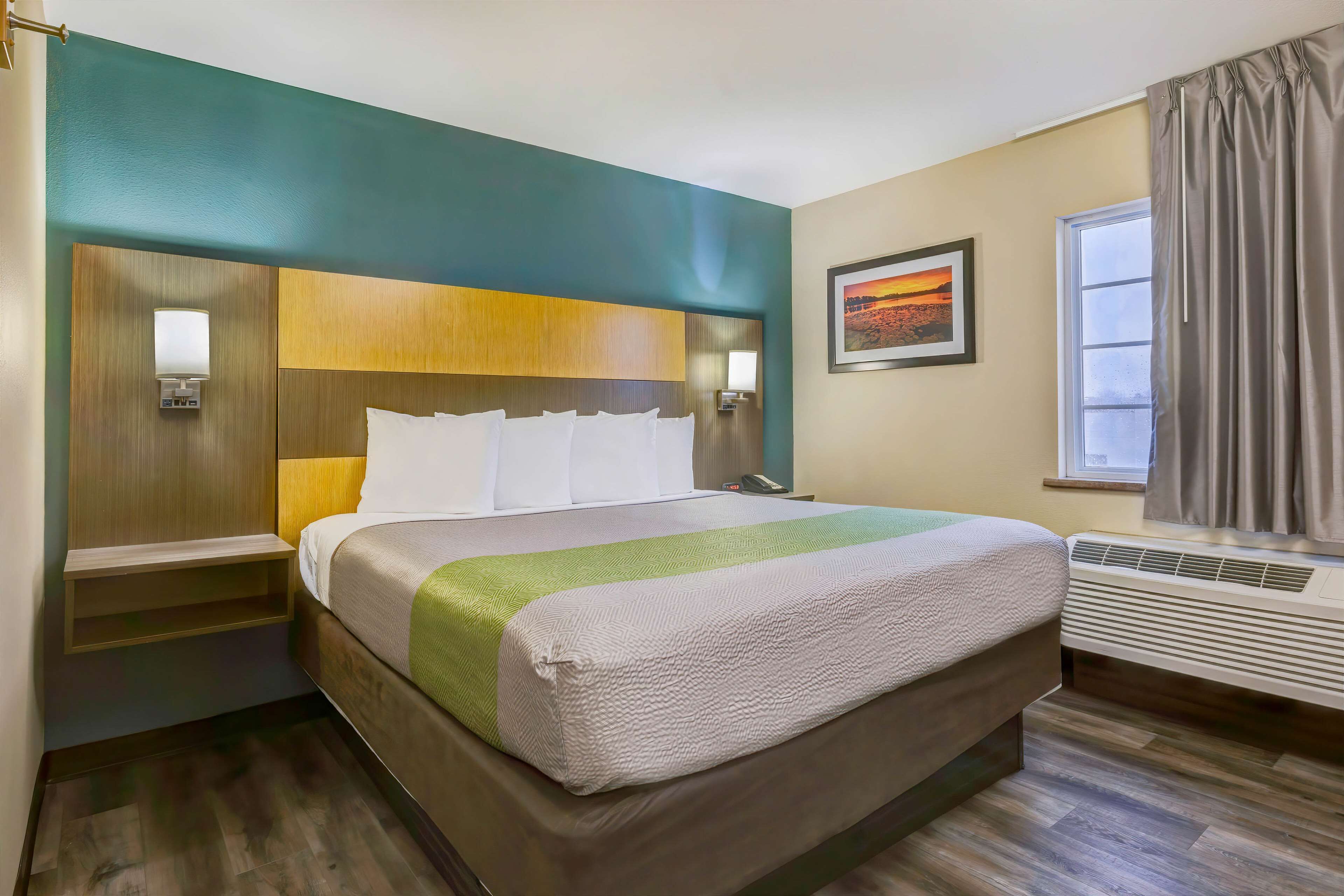 Een bureau, een laptopwerkplek, verduisterende gordijnen