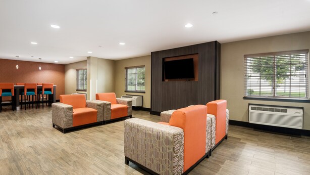 Hall d'albergo con zone relax, una TV a schermo piatto e ampie finestre.