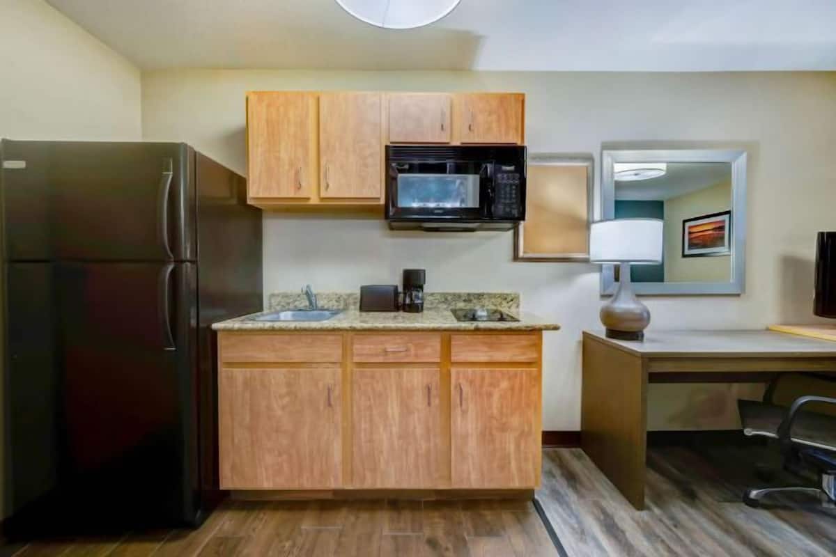 Coffee/tea maker, fridge, microwave, stovetop