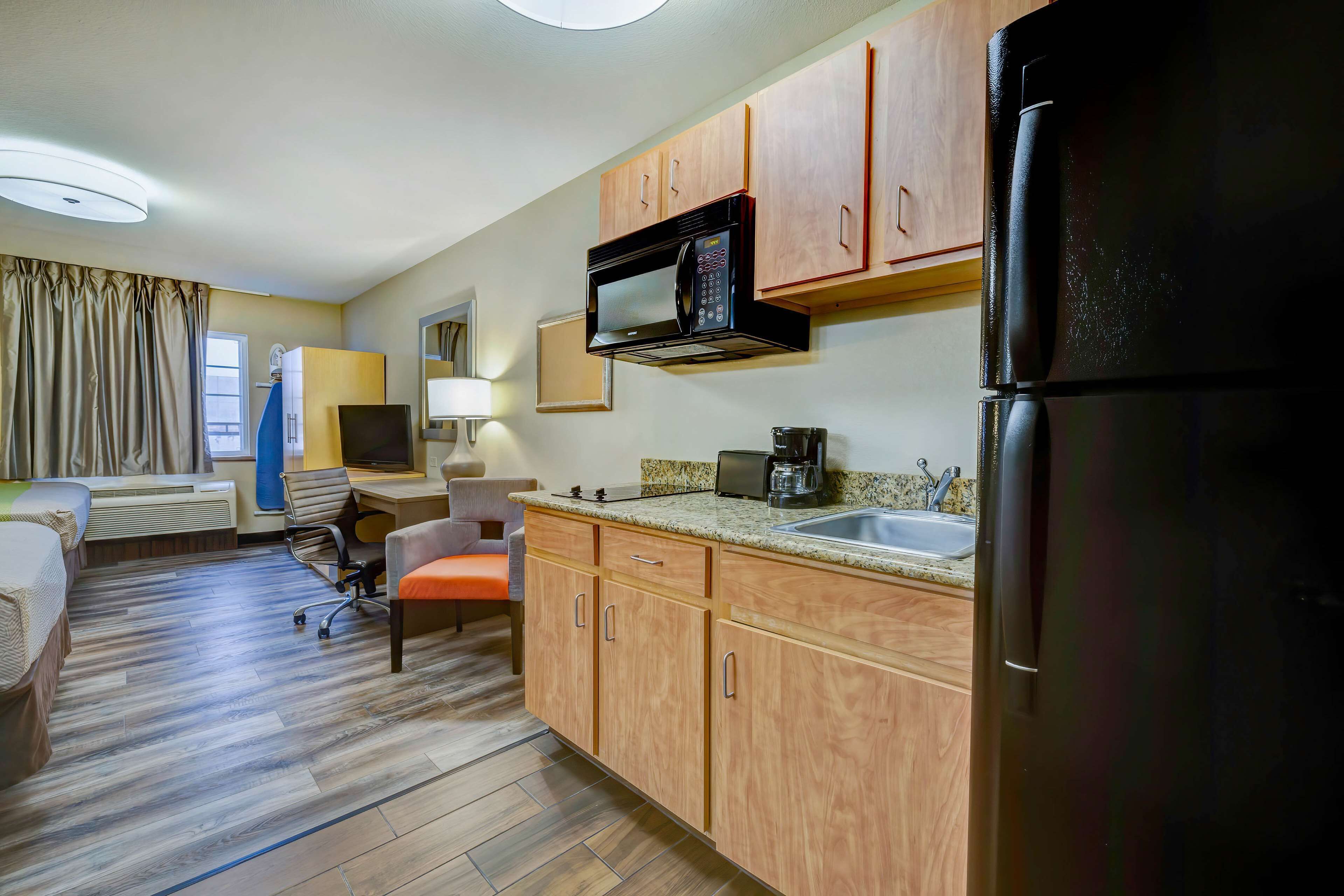 Frigorífico, microondas, placa de cocina y cafetera o tetera