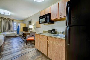 Frigorífico, microondas, placa de cocina y cafetera o tetera