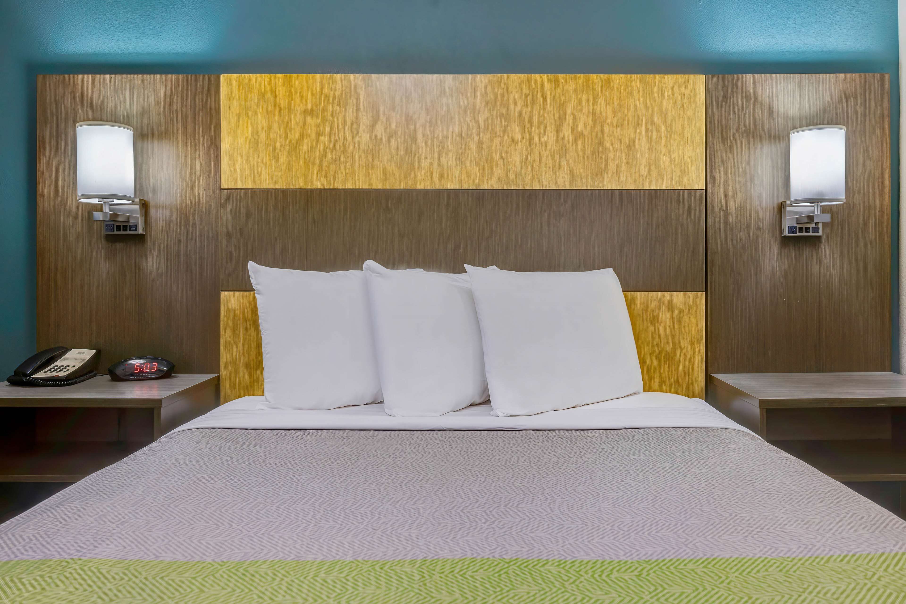 Bureau, espace de travail pour ordinateur portable, rideaux occultants