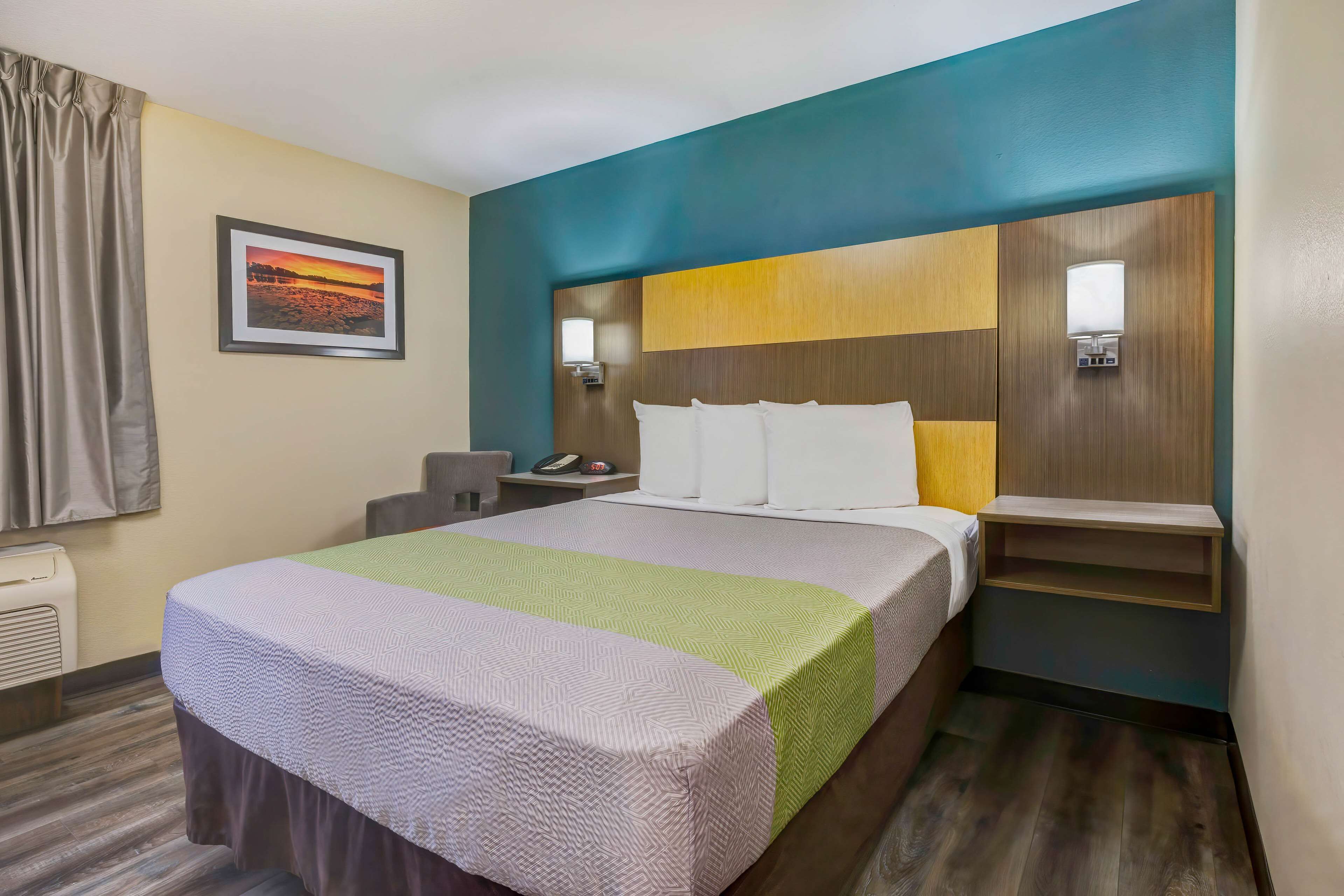 Rom – deluxe, 1 queensize-seng, ikke-røyk, tekjøkken | Skrivebord, skrivebord for bærbar PC og blendingsgardiner