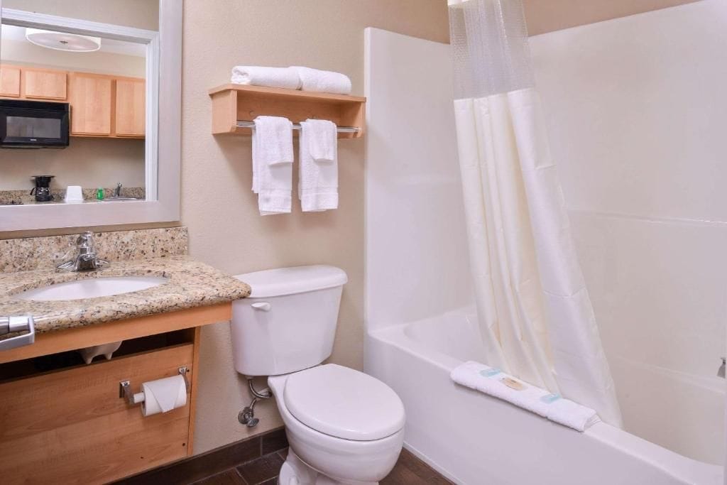 Un baño con lavamanos, inodoro y bañera.