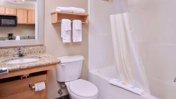 Un baño con lavamanos, inodoro y bañera.