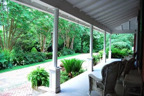 Porch - Glenfield Plantation Historic B&B (Natchez)