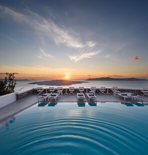 Seasonal outdoor pool, pool umbrellas, sun loungers