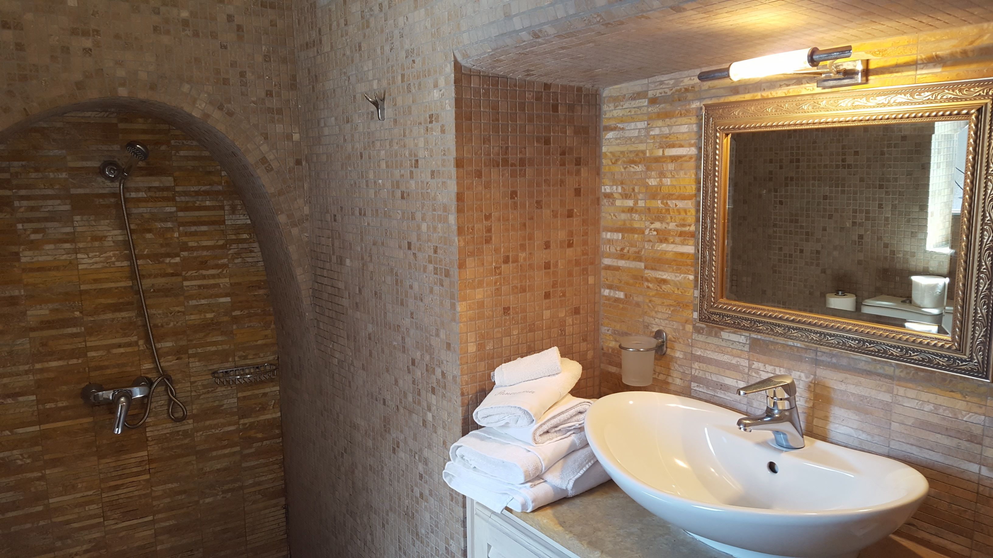 grand suite | bathroom | free toiletries, hair dryer, bathrobes, towels