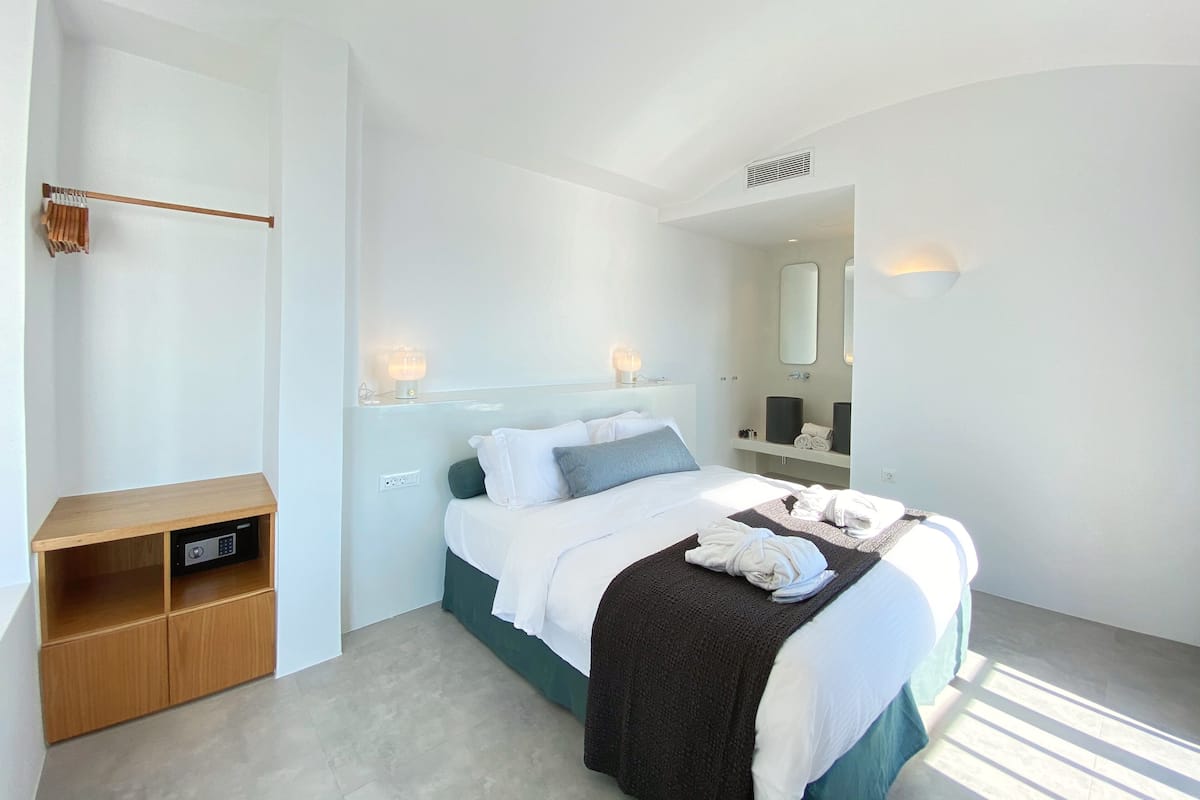 Executive Suite | 1 bedroom, premium bedding, minibar, in-room safe