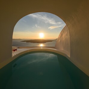 Suite, balcón (Outdoor Jetted tub Caldera view ) | Ropa de cama de alta calidad y minibar 