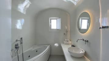 Villa (Caldera View outdoor Jetted tub) | Baño | Amenidades de baño gratuitas, secadora de cabello, batas, toallas