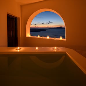 Suite ejecutiva | Ropa de cama de alta calidad y minibar 