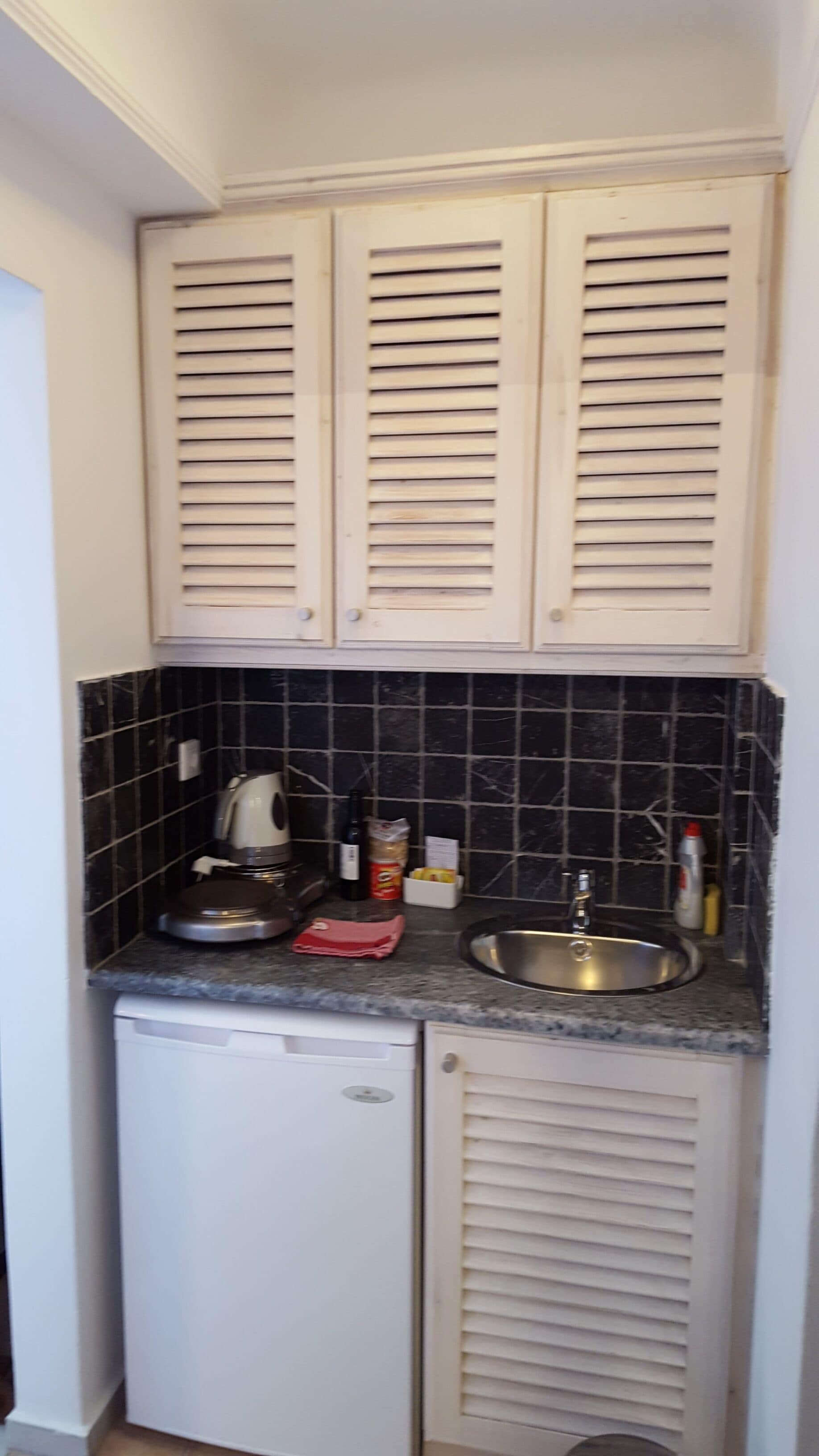 fridge, coffee/tea maker, electric kettle