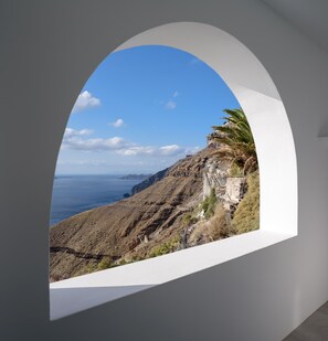 Executive Suite | Premium bedding, minibar, in-room safe, individually decorated