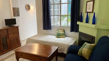 Suite junior | Sala de estar | Una televisión