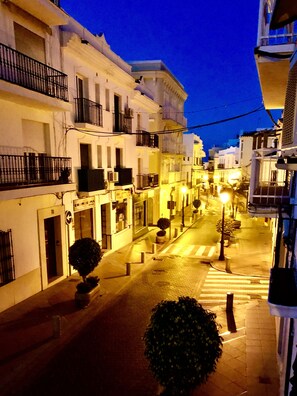 Habitación triple clásica, 1 habitación, balcón, vista a la ciudad | 10 habitaciones, decoración personalizada y muebles diferentes 