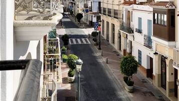 Habitación triple clásica, 1 habitación, balcón, vistas a la ciudad | Vistas desde la habitación